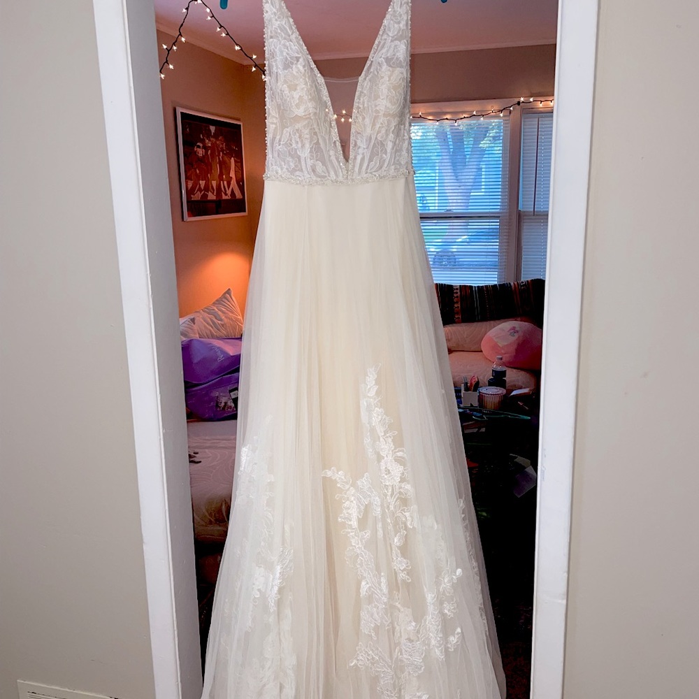Gorgeous Willow by Waters wedding dress size 4 worn once